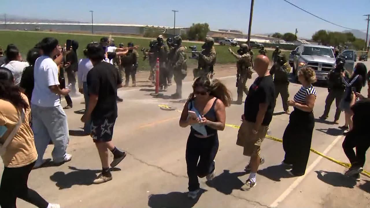 Qué se sabe de la redada masiva en granja de California: gas pimienta, llanto y decenas de arrestos