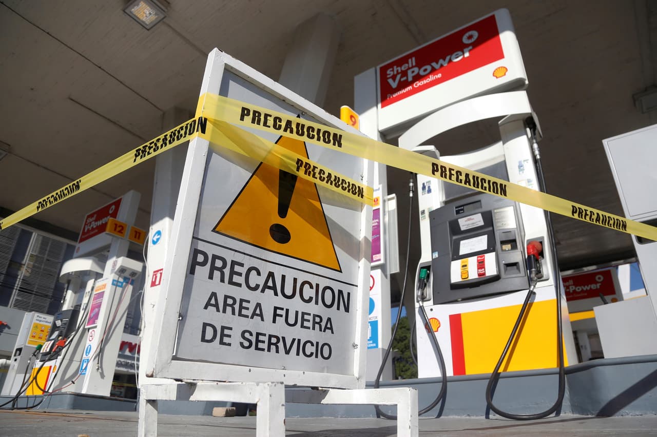 En Guadalajara, capital del occidental estado de Jalisco, las principales calles están casi vacías y la mayoría de las gasolineras han tenido que parar sus actividades desde el pasado fin de semana en espera de las pipas que el gobierno mexicano está enviando.