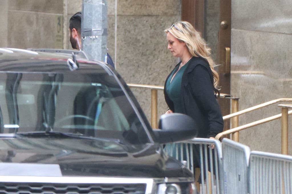 Stormy Daniels abandona el Tribunal Penal de Manhattan.