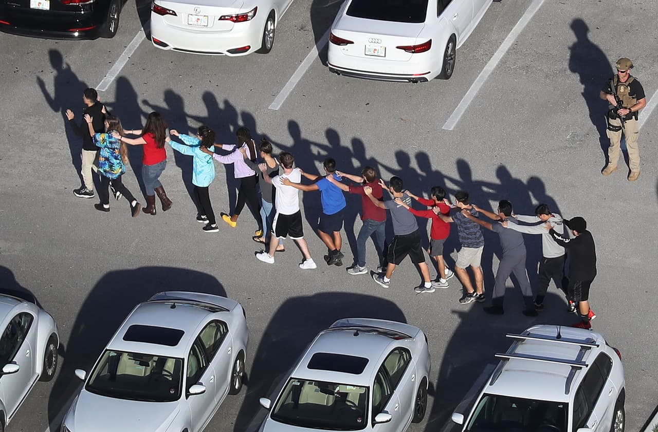 Tras los primeros reportes de un atacante, los alumnos fueron evacuados y salieron del centro en fila.