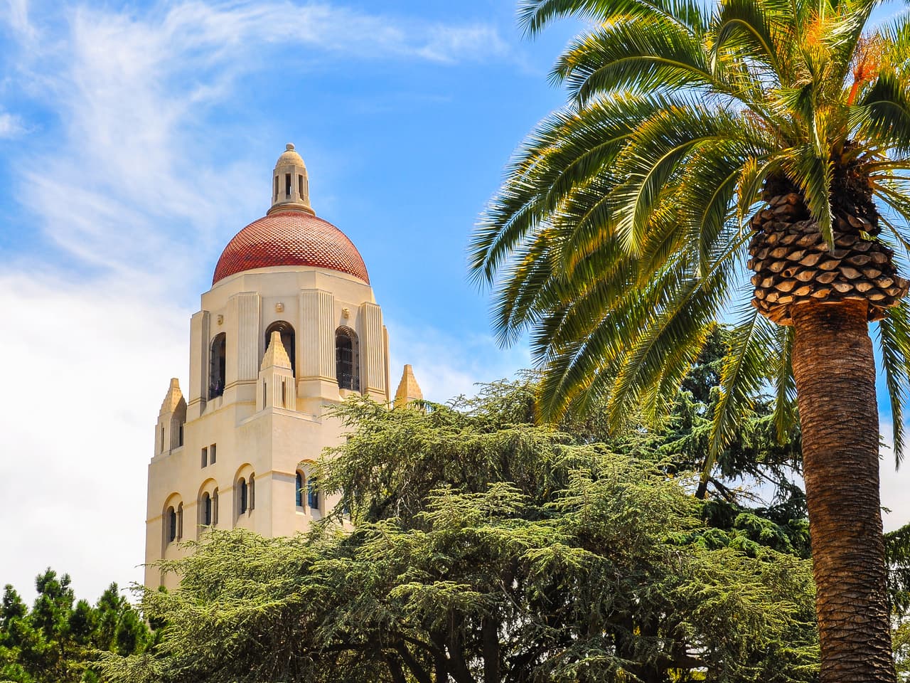 <b>Puesto 2. Universidad de Stanford</b>
<br>
<br>Tasa de aceptación: 4%.
<br>
<br>Lugar: Stanford, California.
<br>
<br>Fue fundada en 1885 y tiene siete escuelas donde los estudiantes pueden aprender sobre educación, negocios, derecho, medicina y mucho más. Tiene entre sus egresados 84 premios Nobel y 139 medallistas de oro olímpicos.
<br>