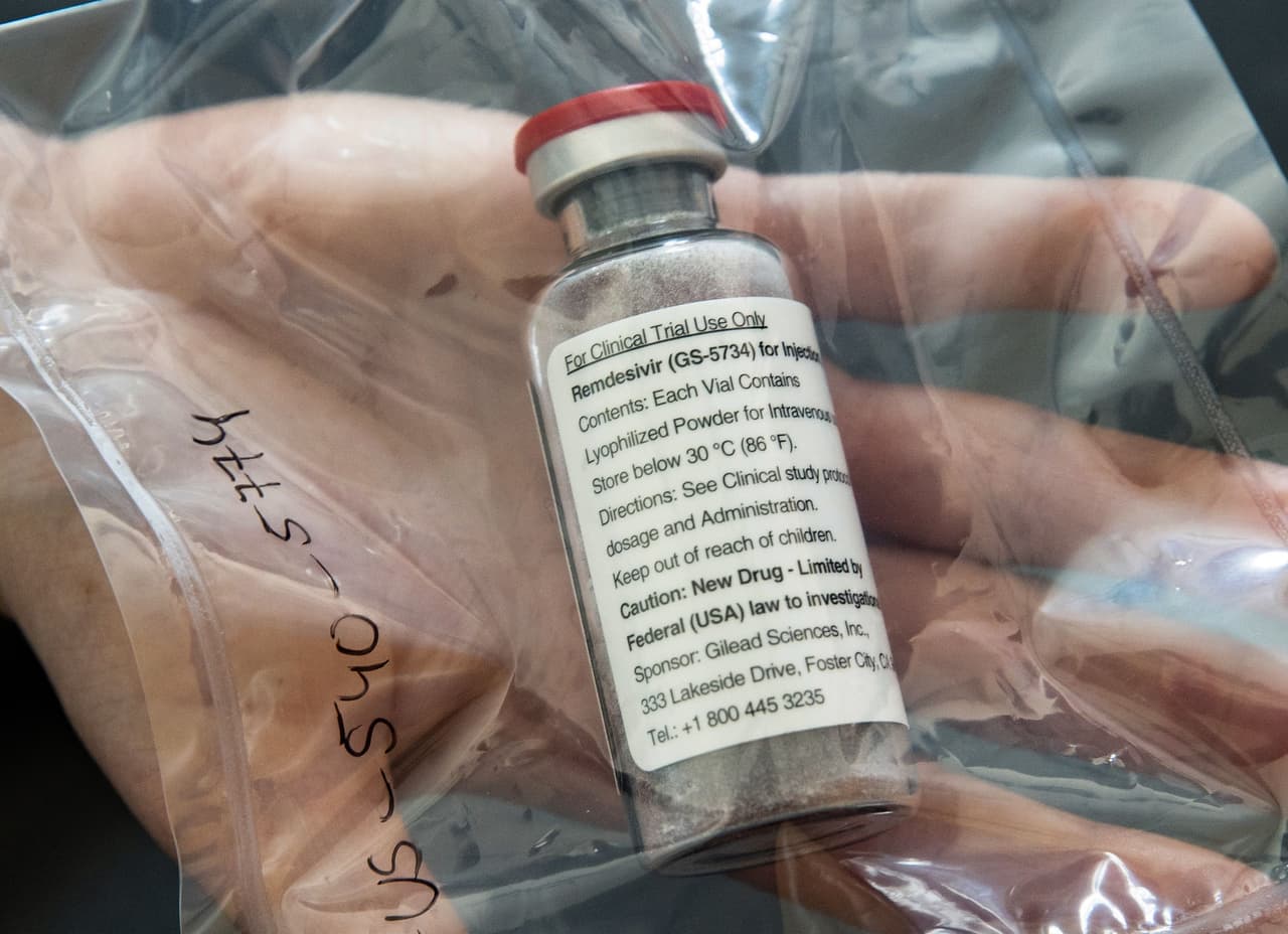 Remdesivir, un antiviral creado en los laboratorios de Carolina del Norte, es 
<a href="https://www.univision.com/noticias/salud/eeuu-aprueba-el-uso-del-antiviral-remdesivir-solo-para-pacientes-hospitalizados-por-covid-19">el primer medicamento aprobado por los reguladores estadounidenses</a> para combatir el coronavirus.