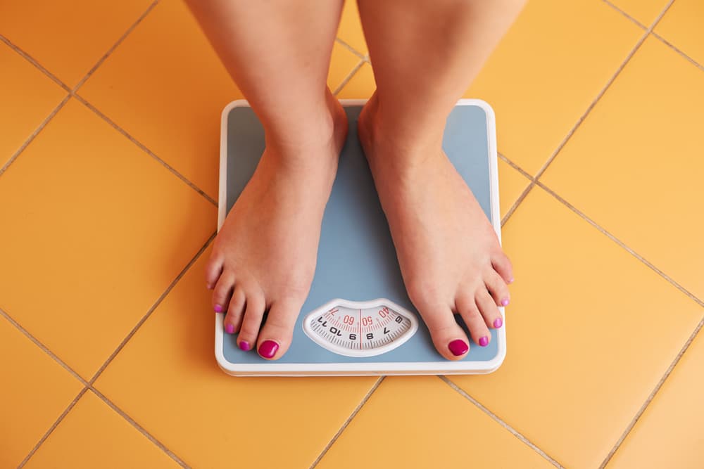 Una de las causas del dolor de espalda es el exceso de peso que sobrecarga las articulaciones, por lo que llevar una dieta equilibrada y perder algunos kilos en la báscula puede ayudar.
<br>