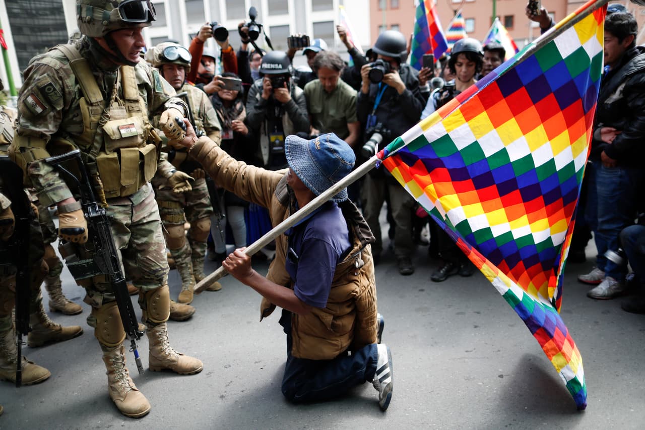 Según los participantes en la protesta, la policía disparó cuando los manifestantes, entre los que había muchos cocaleros que respaldan al primer presidente indígena del país, intentaron cruzar un puesto de control militar.