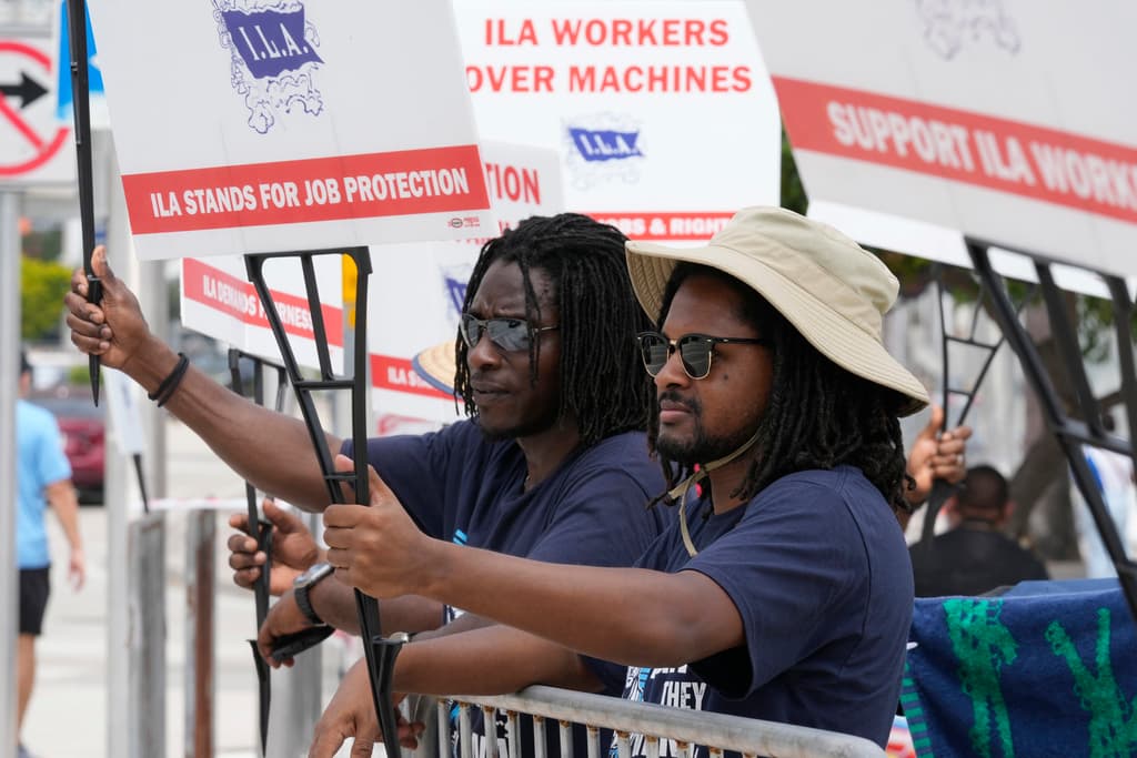 Trabajadores portuarios en EEUU suspenden su histórica huelga tras llegar a acuerdo en salarios