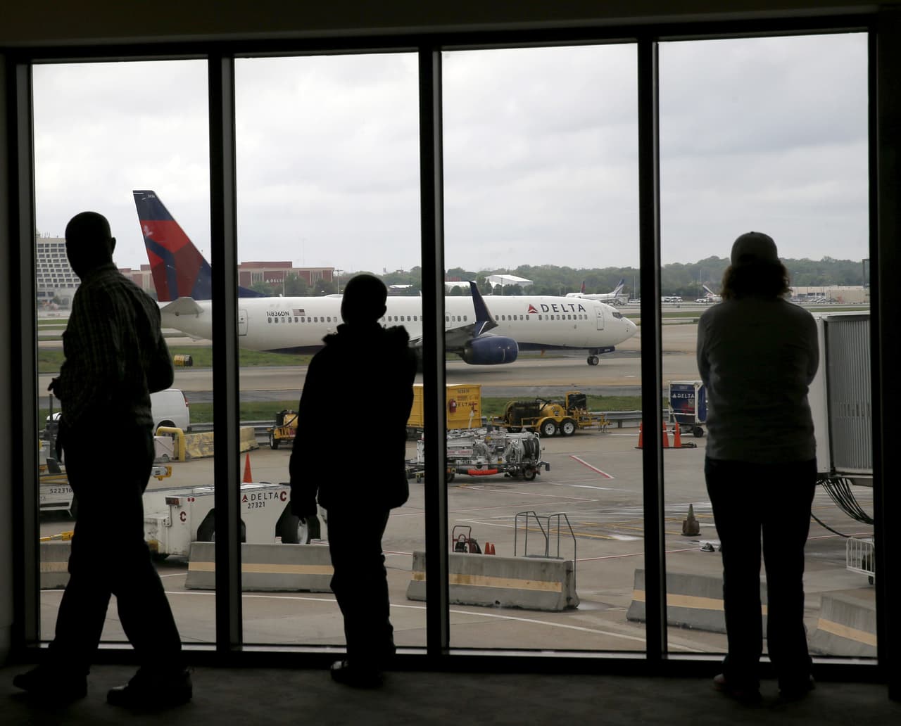 Pasajera acusada de golpear y escupir a otro en un vuelo de Delta se expone a ir presa durante un año