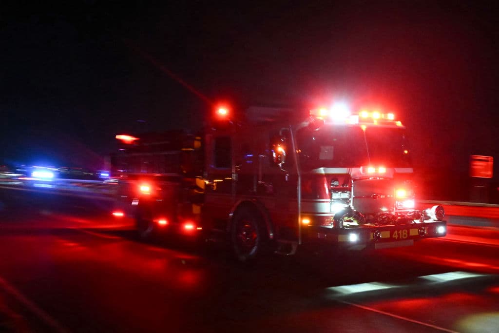 Múltiples equipos de rescate, incluyendo helicópteros de la Policía de Parques de EEUU, el Departamento de Policía Metropolitana de D.C. y militares estadounidenses, acudieron a la escena del accidente en el río Potomac.