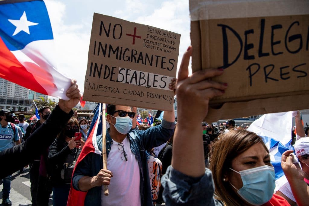 En Iquique llegaron a juntarse 
<b>5,000 chilenos </b>con pancartas de mensajes xenófobos: 
<b>"No más inmigrantes indeseables" o "Chile para los chilenos" </b>eran algunas de las frases que podían leerse y que ellos coreaban frente al campamento de migrantes asustados.