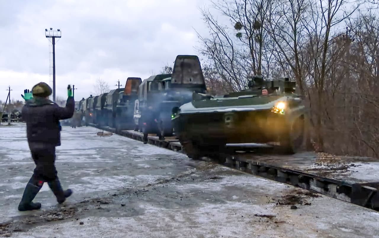 El documento ucraniano advierte que ahora ha surgido una nueva línea de frente potencial a lo largo de su frontera norte con Bielorrusia, un aliado clave del Kremlin, y que también tiene frontera con Ucrania. 
<br>
<br>Esta fotografía del 19 de enero de 2022, publicada por el Ministerio de Defensa de Rusia, muestra un vehículo blindado de ese país saliendo de una plataforma ferroviaria al llegar a Bielorrusia.