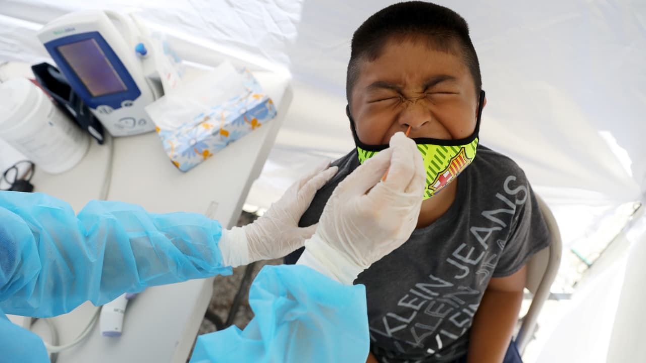 Controversia por nuevos protocolos de coronavirus en escuelas de Los Ángeles, esto debes saber