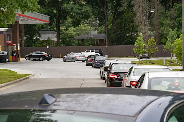 Largas filas de vehículos esperando para abastecerse de combustible han sido filmadas en numerosas zonas del país mientras miles de usuarios esperan que Colonial, la empresa que opera el ducto afectado por el ciberataque, informe la fecha para reanudar el bombeo de esta red que abastece el 45% del consumo en la Costa Este. 
<br>