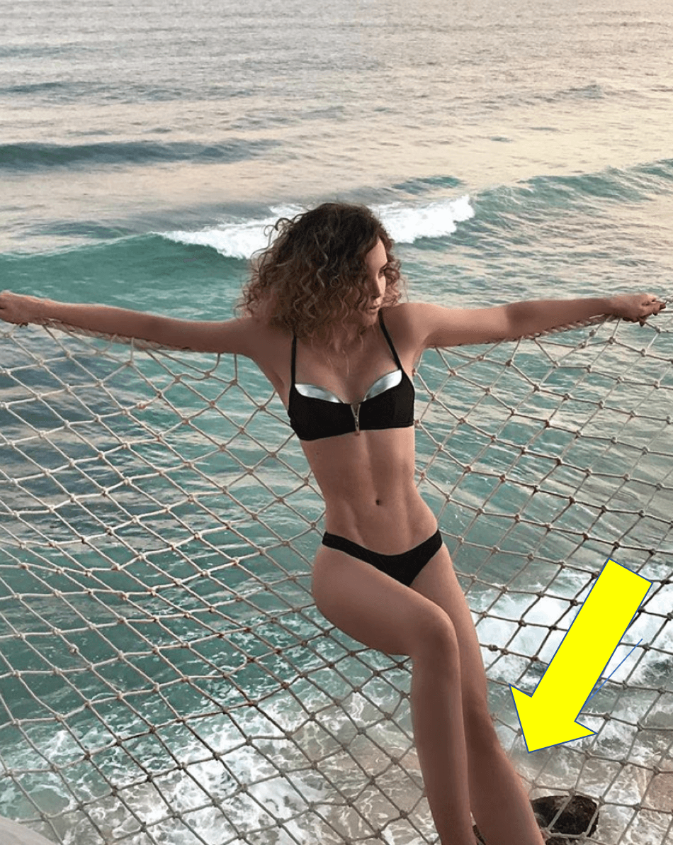 La proporción de su pierna izquierda no concuerda con el resto de su cuerpo.