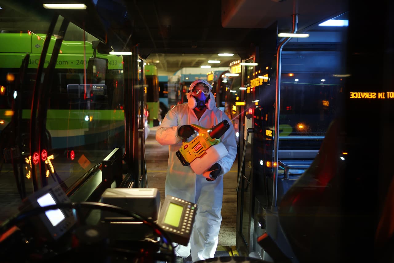 <b>Limpieza del transporte público.</b> En Rockville, Maryland, los 378 autobuses del condado se limpian y desinfectan todas las noches. En algunas ciudades menos afectadas por el covid-19 todavía las personas pueden trasladarse en autobuses y metro. La fotografía es del 20 de marzo.