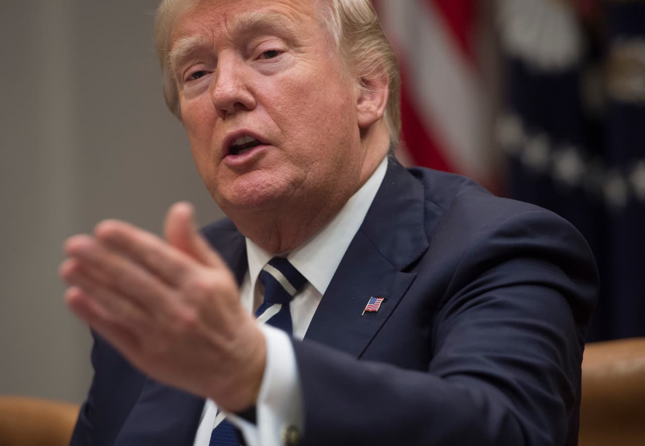 Trump ataca las protecciones a inmigrantes de sitios que califica como "países de mierda"