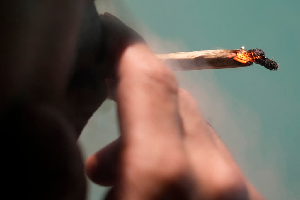 Marihuana en Nueva York: Legisladores buscan prohibir su consumo en público