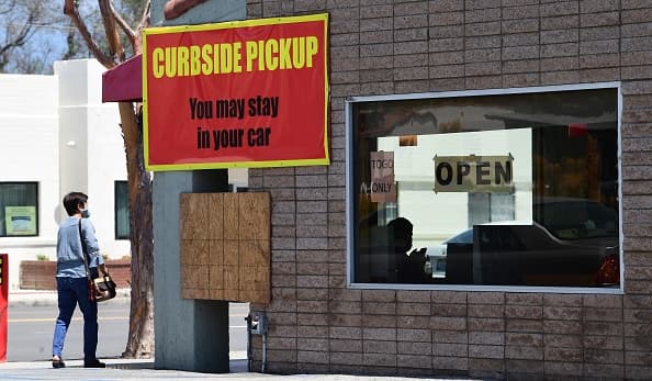 Si bien los restaurantes se han mantenido abiertos durante la crisis del coronavirus, con el avance de la reapertura las limitaciones de servicio se mantienen.