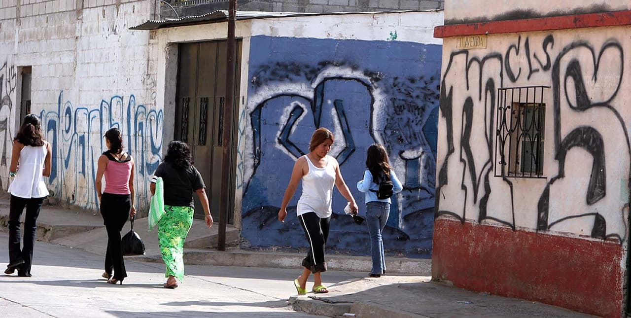 Cada vez más mujeres son señaladas en acusaciones criminales contra la Mara Salvatrucha. A veces solo aparece una entre decenas de hombres arrestados.