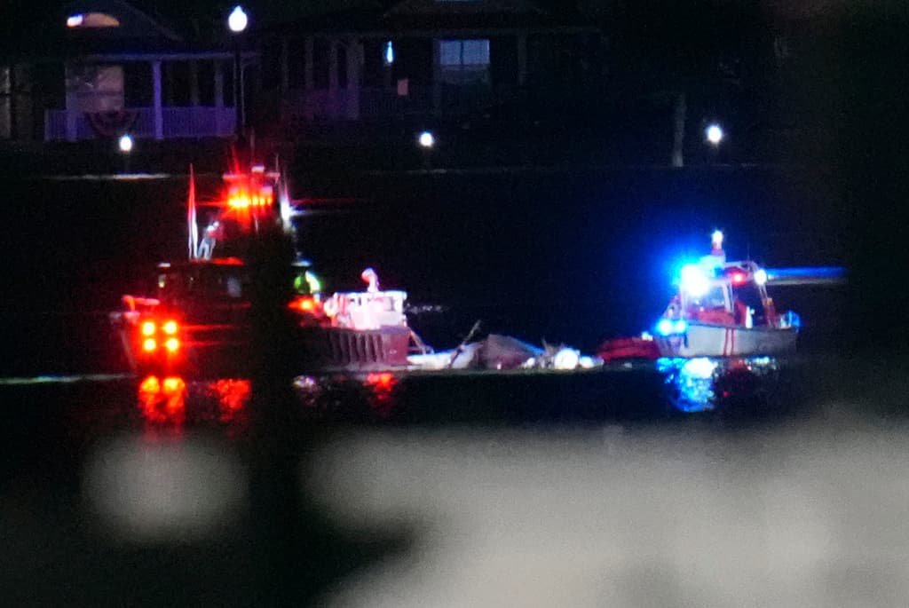 El vuelo 5342 de American Airlines se dirigía al Reagan National a una altitud de aproximadamente 400 pies y una velocidad de aproximadamente 140 millas por hora cuando sufrió una rápida pérdida de altitud sobre el río Potomac, según los datos de su transpondedor de radio.
<br>