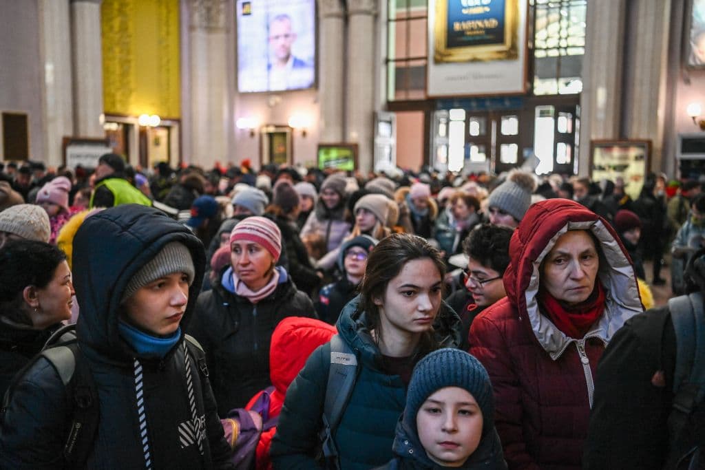 <b>El drama de los refugiados</b>
<br>
<br>Las imágenes de familias enteras huyendo nos empezaron a llegar incluso desde antes de que comenzara la invasión. Ante la inminencia de la guerra muchas familias decidieron abandonar sus hogares y esta crisis se agravó cuando comenzaron a caer las bombas, convirtiéndose en el mayor éxodo masivo que ha vivido Europa desde la Segunda Guerra Mundial. Tras comenzar la guerra, ante la ley marcial decretada en el país, se prohibió salir a los hombres en edad de servir en el ejército, por lo que empezamos a ver entonces una ola migratoria de mujeres y niños ucranianos huyendo a países vecinos como Polonia, Rumanía, Moldavia o Hungría, en donde no saben qué les aguarda y dejando atrás a sus padres, hijos y esposos. Según la Oficina del Alto Comisionado de Naciones Unidas para los Refugiados (ACNUR), más de 6 millones de ucranianos han huido hacia países vecinos en estos 100 días de guerra y más de 8 millones han sido forzosamente desplazados dentro del país. 
<br>
<b>Lee más sobre este tema: </b>
<a href="https://www.univision.com/noticias/mundo/refugiados-ninos-ucrania">"El gran éxodo de los peluches": la mitad del millón de personas que han huido de Ucrania son niños.</a>