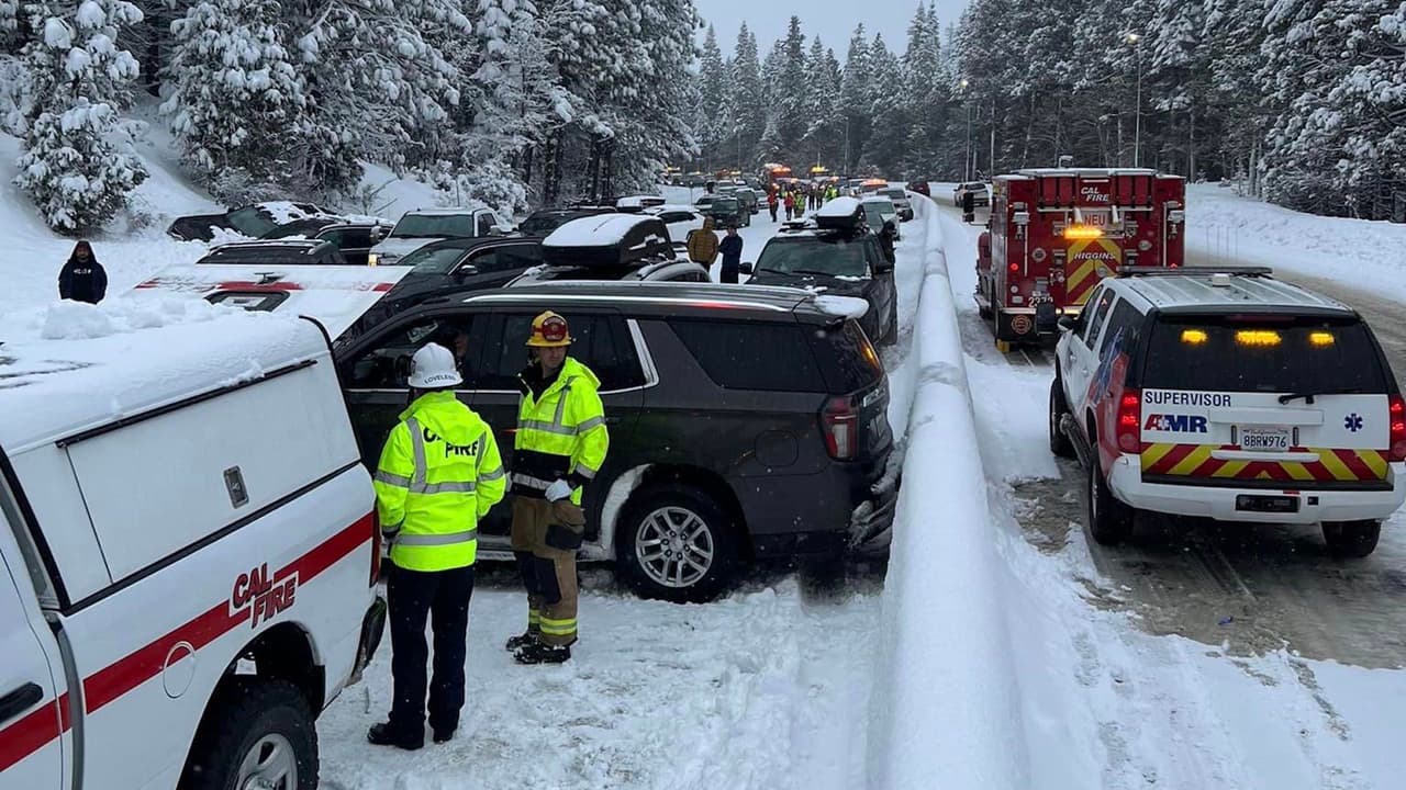 Una de las vías más afectadas ha sido la Interestatal-80, sobre todo entre Colfax y Truckee, en los condados de Placer y Nevada, que durante toda la semana anterior ha visto la constante caída de nieve.