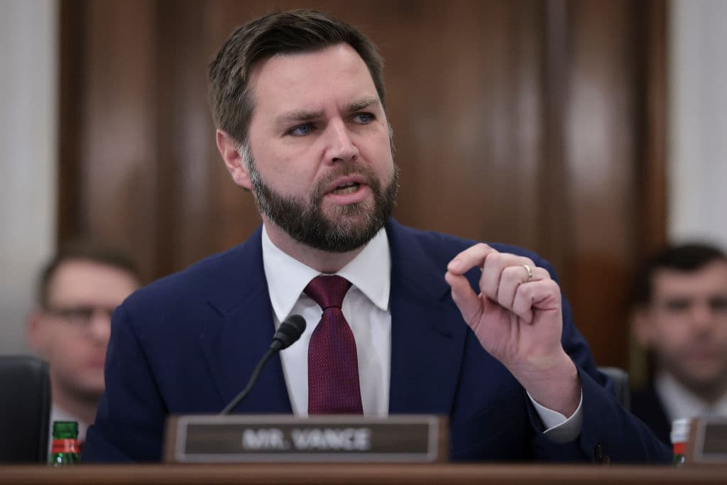 El senador J.D. Vance durante una audiencia en un comité del Senado.