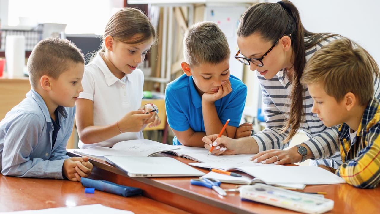 <h3 class="cms-H3-H3">Fechas clave comunes en la mayoría de los distritos </h3>
<br>
<b>Inicio de clases: </b>entre el lunes 4 y el miércoles 13 de agosto de 2025. 
<br>
<b>Vacaciones de Acción de Gracias: </b>del lunes 24 al viernes 28 de noviembre de 2025. 
<br>
<b>Vacaciones de invierno (Navidad y Año Nuevo): </b>del lunes 22 de diciembre de 2025 al viernes 2 de enero de 2026 (algunos distritos regresan hasta el 5 o 6 de enero). 
<br>
<b>Vacaciones de primavera (Spring Break): </b>la mayoría del lunes 16 al viernes 20 de marzo de 2026. 
<br>
<b>Último día de clases:</b> entre el jueves 21 y el viernes 22 de mayo de 2026.