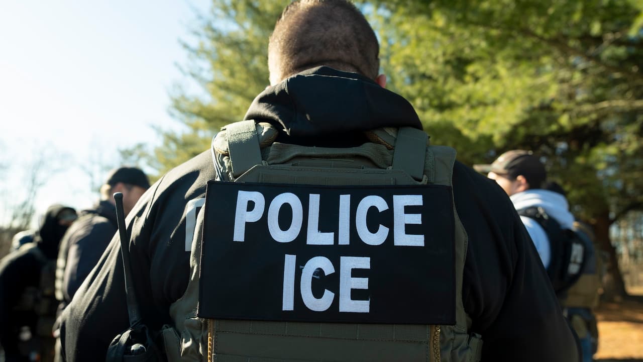 “No es ICE viniendo a nuestra comunidad": falsos carteles de agentes migratorios generan temor en el sur de California