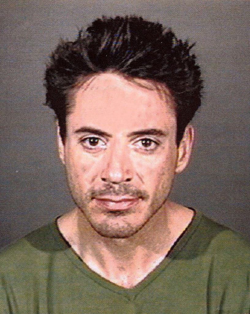 En 1999 Downey fue arrestado y 
<b>pasó cerca de un año en un centro de tratamiento y prisión estatal de California</b> después de varias violaciones de libertad condicional asociadas con cargos relacionados con las drogas.
