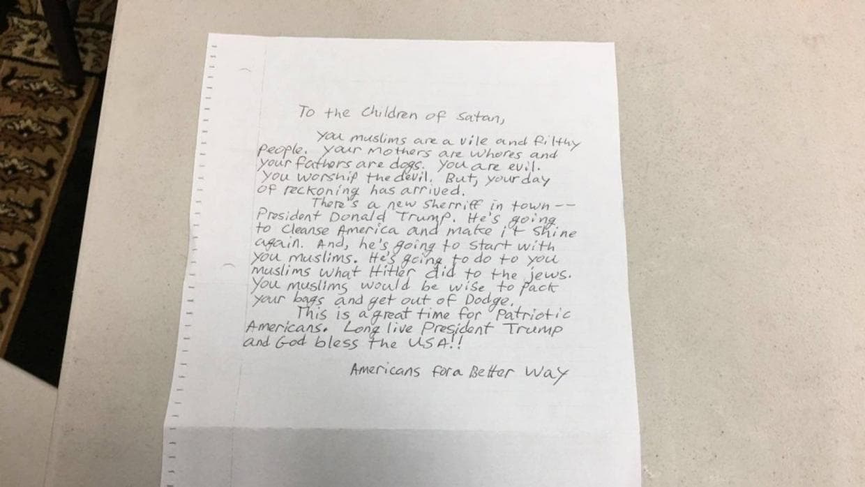 Al menos 10 mezquitas recibieron cartas anónimas de la misma persona amenazando con que el presidente electo 
<b>Donald Trump le hará a los musulmanes lo mismo que Adolf Hitler le hizo a los judíos</b>. La carta, que se refiere a los musulmanes como los "hijos de Satán" y se refiere a Trump como "el nuevo sheriff en la ciudad" que "limpiará a América y hará que brille de nuevo", llegó a centros islámicos en San José, Long Beach, y Pomona en California y, más recientemente, en Savannah, Georgia. El incidente ha sido denunciado por la asociación de defensa de los derechos de los musulmanes Council on American-Islamic Relations (CAIR). Reportado por 
<a href="https://www.washingtonpost.com/news/acts-of-faith/wp/2016/11/27/trump-will-do-to-you-muslims-what-hitler-did-to-the-jews-mosques-get-threatening-letters/">The Washington Post</a> y 
<a href="https://www.cair.com/press-center/press-releases/13915-cair-ga-to-respond-to-pro-trump-hate-letter-sent-to-savannah-mosque-with-interfaith-outreach.html">CAIR el 28 de noviembre</a>.