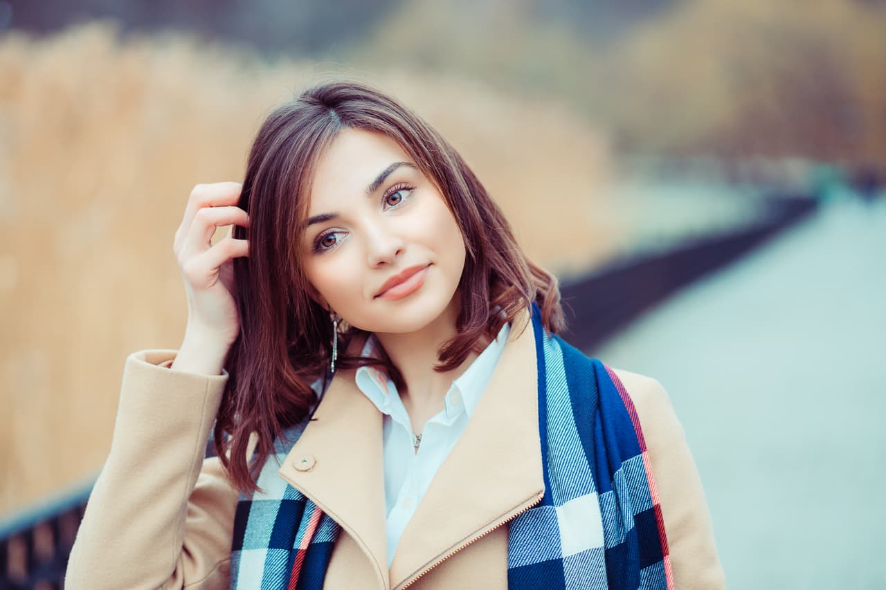El rostro también es un verdadero espejo de la realidad interior. Esas sonrisas de media boca, sin emoción, algo que parece más bien una mueca que una muestra de alegría, sin que intervengan otros músculos del rostro, con los ojos apagados y distantes, indican un divorcio entre lo que se dice y lo que se siente.