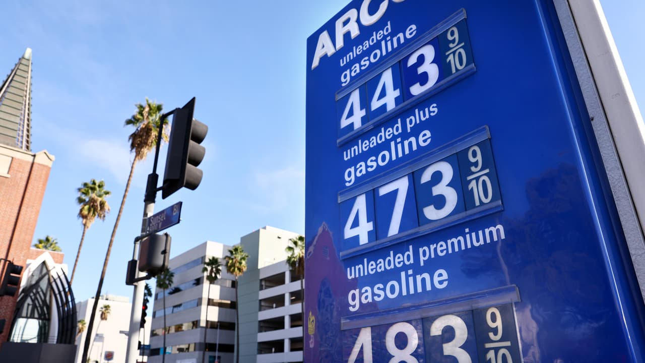 Galón de gasolina está casi en un récord para el festivo de 'Thanksgiving' y por eso menos personas viajarán por carretera