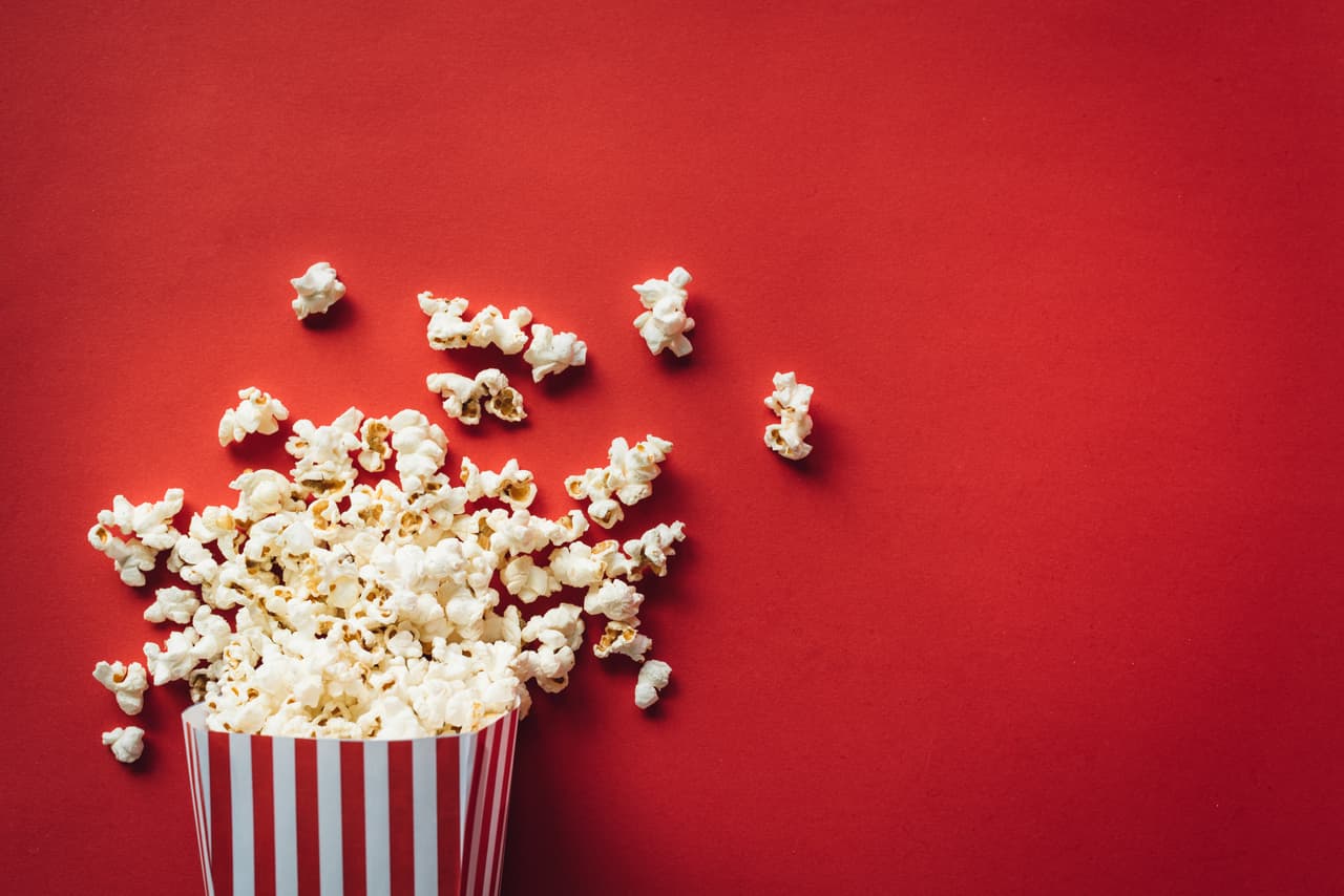 <b>Palomitas</b>. Las cotufas, crispetas o pipocas en sí mismas son un snack saludable. Pero cuando vas al cine y las consumes con un aderezo se convierten en una bomba de grasas trans. El olor característico de los centros comerciales puede servirte de advertencia.