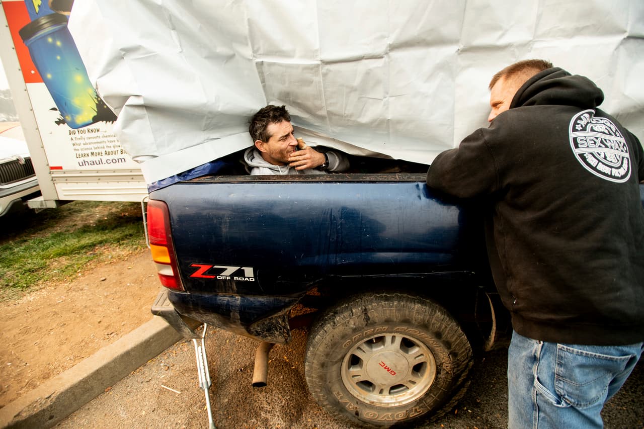 Erick Bass ha permanecido en la parte trasera de su camioneta en Chico desde que tuvo que abandonar su casa por el Camp Fire. Aunque muchos no perdieron sus propiedades la ciudad de Paradise está completamente aislada y no pueden regresar.