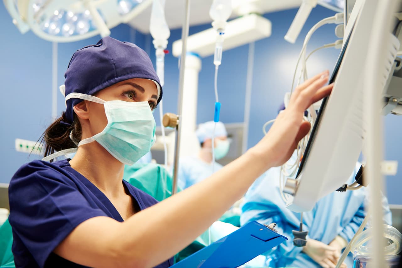 <b>Puesto 21. Enfermero/a anestesista</b>. Salario promedio: 167,950 dólares. Administran medicamentos para controlar el dolor durante una cirugía u otro procedimiento médico, pero a diferencia de los médicos anestesiólogos no asisten a una escuela de medicina, sino que son enfermeras con capacitación avanzada. Se espera que estos empleos aumenten un 17% para 2028.