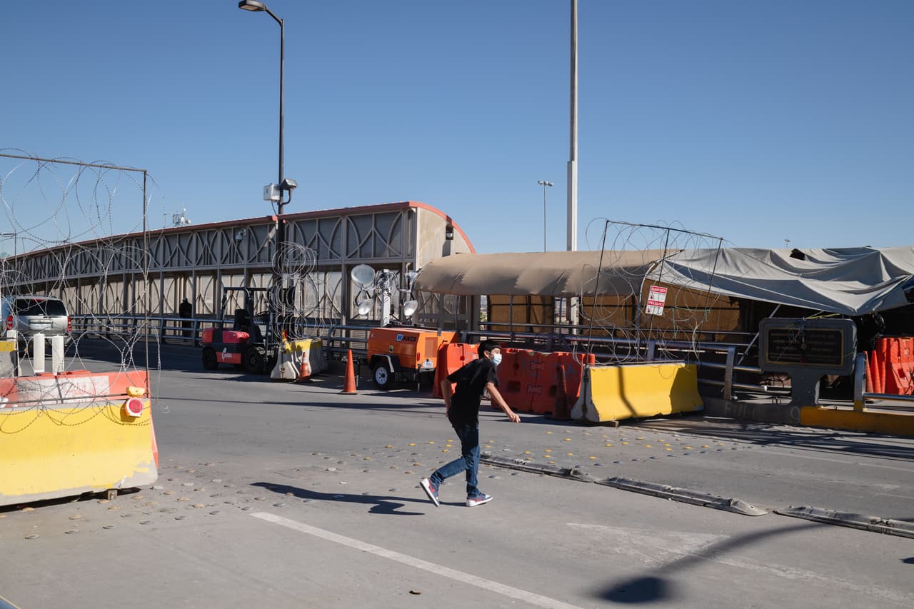 Un hombre cruza una calle aledaña al puente internacional El Paso del Norte, que une a El Paso con su hermana mexicana, Ciudad Juárez, que también ha visto un inusitado aumento de casos de coronavirus. Las autoridades de ambas ciudades han aumentado las medidas de restricción para evitar más contagios.