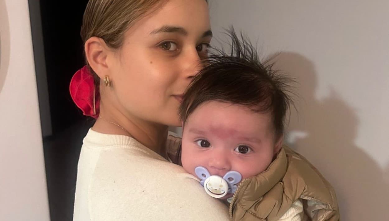 <b>Jessica de la Cruz</b>, quien residió en Los Ángeles, California, hasta 2022, cuando se mudó a la 
<b>ciudad de México</b>, lanza desde allá un grito pidiendo ayuda tras 
<b>el secuestro de su bebé Santiago</b>, cuando el pequeño tenía 
<b>14 semanas de nacido</b>, poco más de 3 meses.