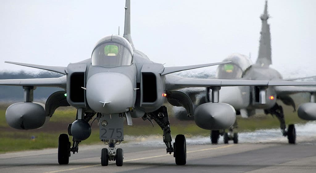 Aviones de combate Saab JAS 39 Gripen (Griffin) durante el ejercicio de la OTAN en las afueras de Lulea, en el norte de Suecia, el 10 de junio de 2009.