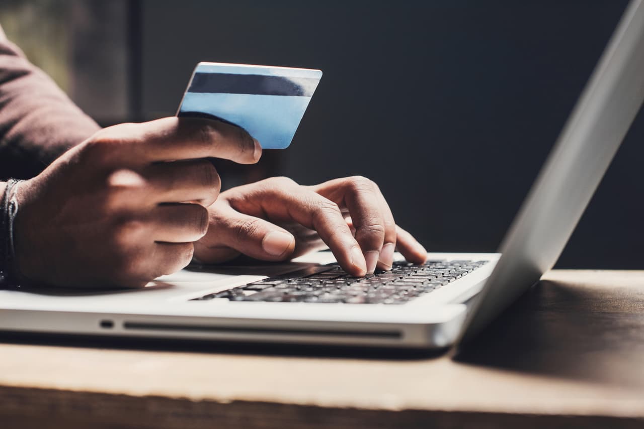 Cómo ayudar a las personas mayores para que no caigan en estafas por internet