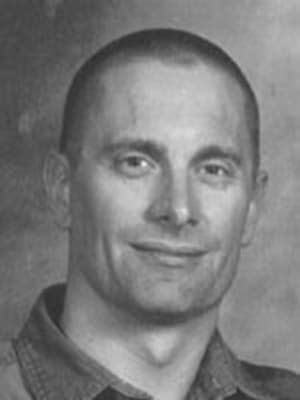 <h3 class="cms-H3-H3">Robert William Fisher </h3>
<br>
<br>No satisfecho
<b> con asesinar a su propia esposa y a sus dos pequeños hijos</b>, Fisher hizo explotar sus propia casa de Scottsdale, Arizona, en abril de 2001. 
<br>
<br>El FBI considera a este fugitivo como un hombre con buena forma física y amante de la naturaleza, con habilidades para cazar animales. 
<b>Además, considera que siempre está armado y que es extremadamente peligroso. </b>
<br>
<br>En la actualidad, 
<b>Fisher tiene 61 años. </b>
<br>