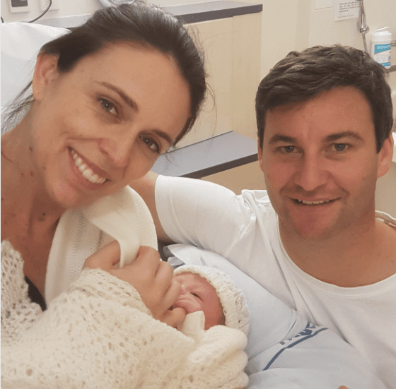 En el pasado mes de julio, la mandataria compartió en redes junto a su pareja, el periodista Clarke Gayford, el nacimiento de su primera hija. Arden, que fue elegida en octubre del año pasado, es la ministra más joven del país desde 1856. Al contarle al electorado su embarazo bromeó con que no sería "la primera mujer en hacer varias cosas a la vez".