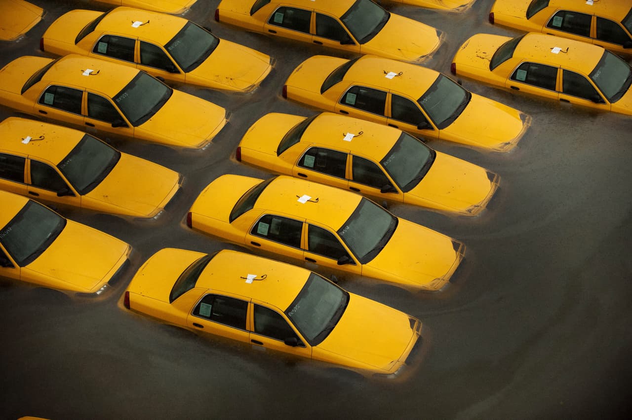 <b>7. Mantén tu vehículo estacionado en zonas de elevación alta y de ser posible estaciónalo en un lugar cerrado</b>. Verifica con los servicios de emergencia de tu localidad cuales son las zonas de inundación y evita dejar tu automóvil en ellas. Las bandas externas del huracán pueden contener objetos que al impactar a alta velocidad causan daños físicos al vehículo.