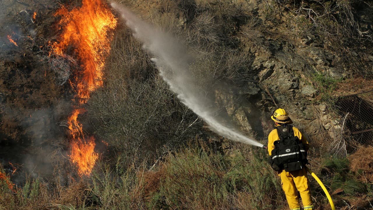 Decenas de incendios siguen activos en California
