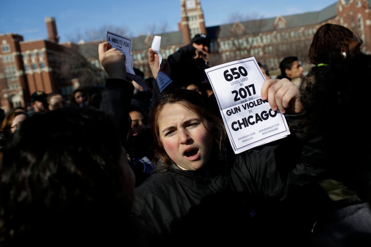 Chicago, Illinois. Los estudiantes de Lane Technical College Preparatory en las calles de la ciudad. La protesta comenzó a las 10 de la mañan en el horario de cada zona de los EEUU.