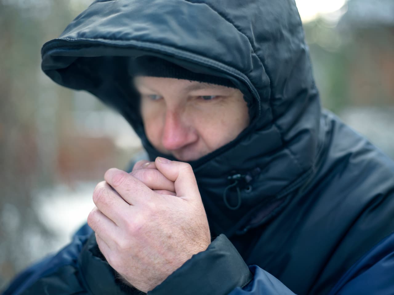 Si tú o tus familiares presentan signos de hipotermia y su temperatura es menor que 95°F, es una situación de emergencia. Los CDC (siglas en inglés de los gubernamentales Centros de Control de Enfermedades) recomiendan buscar atención médica inmediatamente.