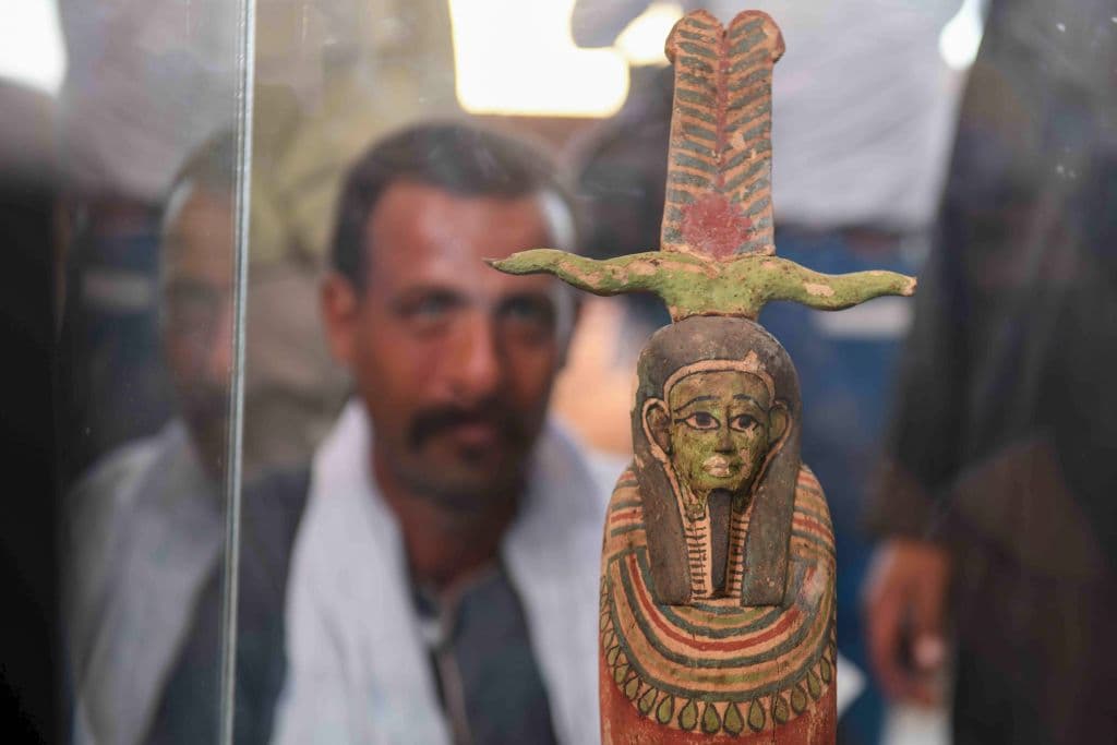 En la imagen se muestra una de las estatuas halladas en el lugar.