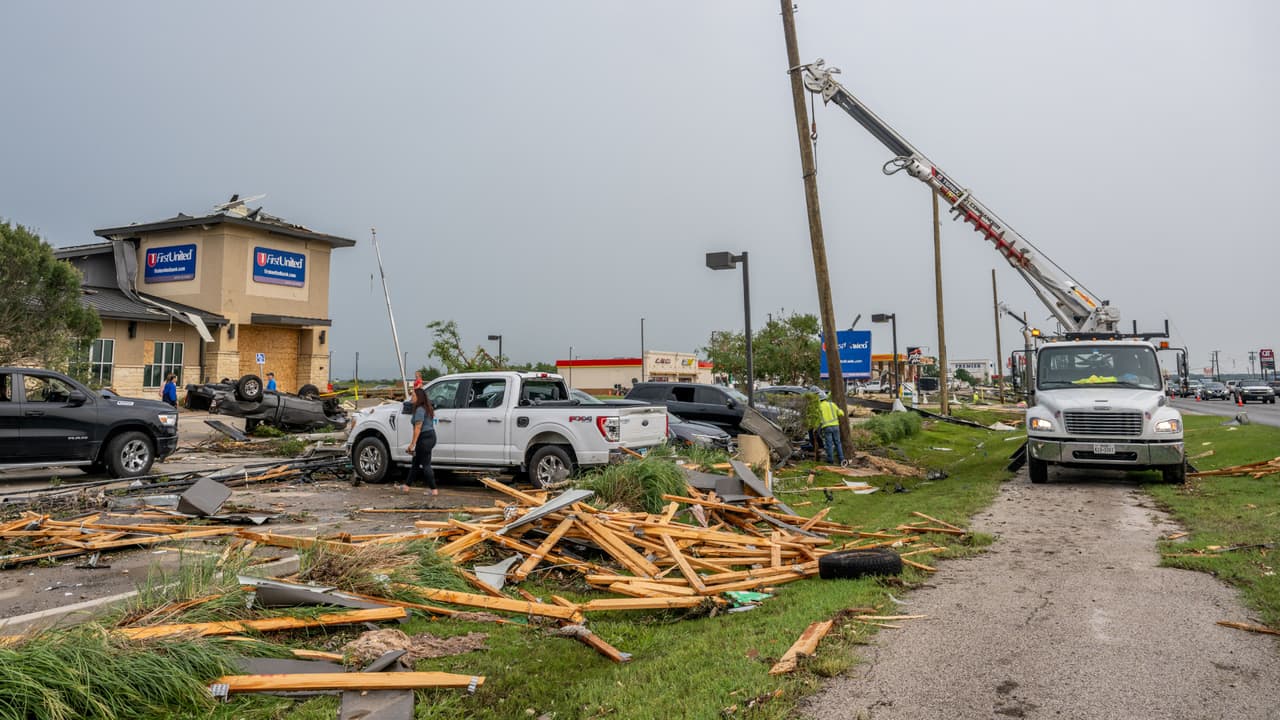 “Es una locura”, así es cómo la comunidad describe los daños que dejó el tornado categoría EF-2 en Temple. Según los habitantes, el fenómeno natural provocó la caída del cableado eléctrico y graves estragos en negocios y viviendas, por lo que siguen levantando los escombros. Jeorge Davis, encargado de Freddy’s, relata cómo fue el inicio de este tornado.