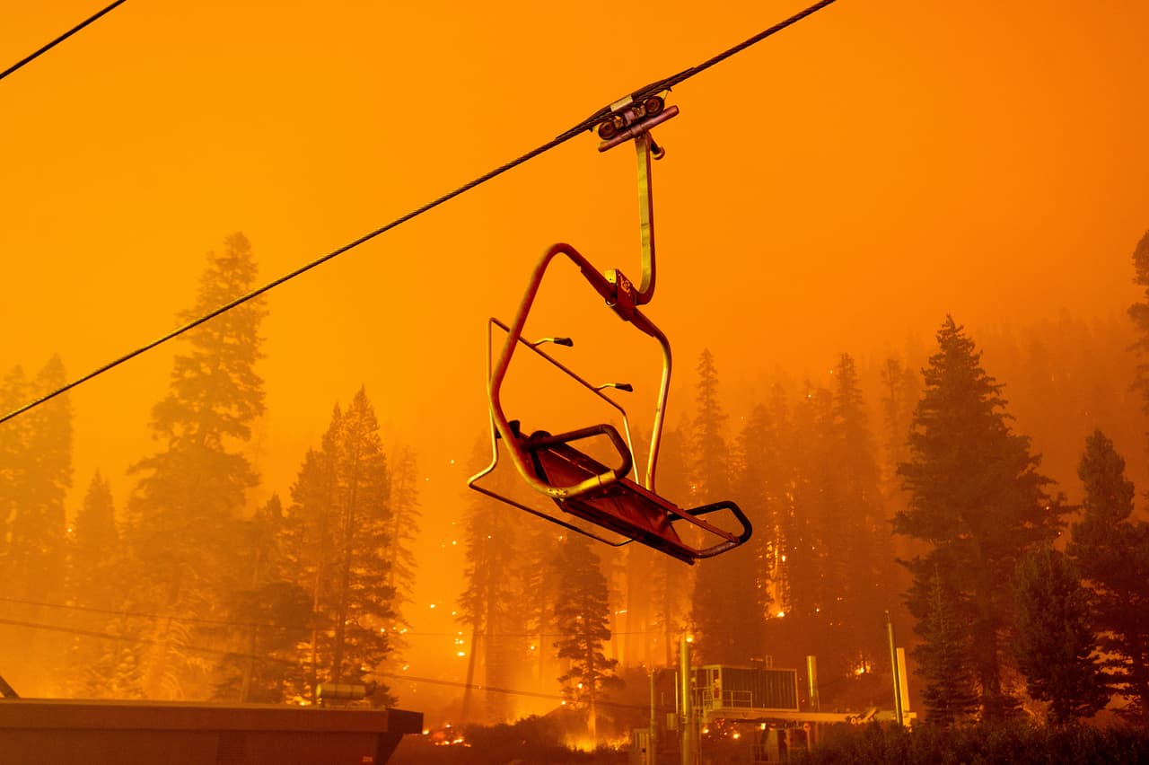 Una telesilla en la estación de Sierra-at-Tahoe, un popular centro turístico en invierno, ahora consumido por las llamas del 
<a href="https://www.univision.com/temas/incendio-caldor">Caldor Fire</a>, que avanza sobre el bosque nacional Eldorado en California.
