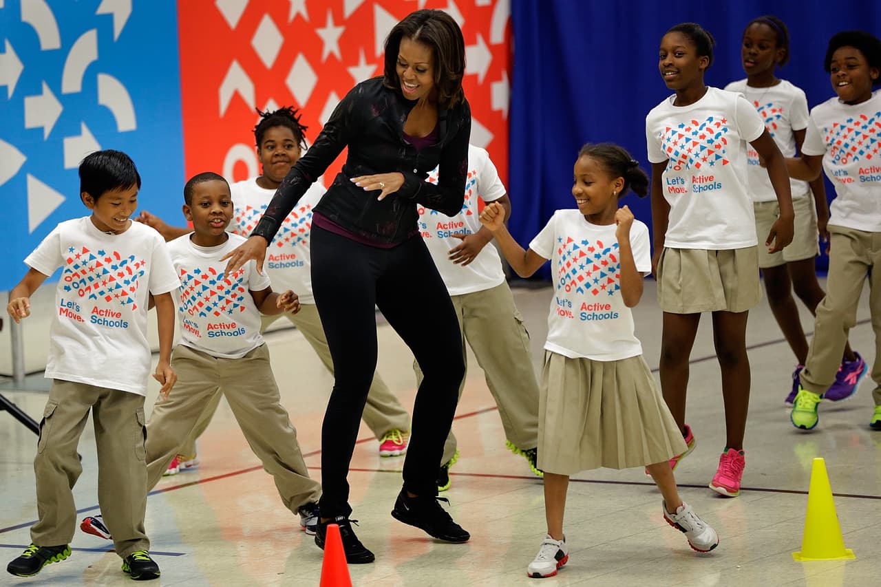 En 2010 fundó la campaña 
<a href="https://www.whitehouse.gov/the-press-office/first-lady-michelle-obama-launches-lets-move-americas-move-raise-a-healthier-genera"><u>Let’s Move</u></a> para fomentar que los niños se ejerciten regularmente y tengan una mejor nutrición. Con esta iniciativa viajó a numerosas escuelas primarias y reunió a líderes comunitarios, educadores, profesionales médicos y padres bajo el objetivo común de vencer la obesidad.