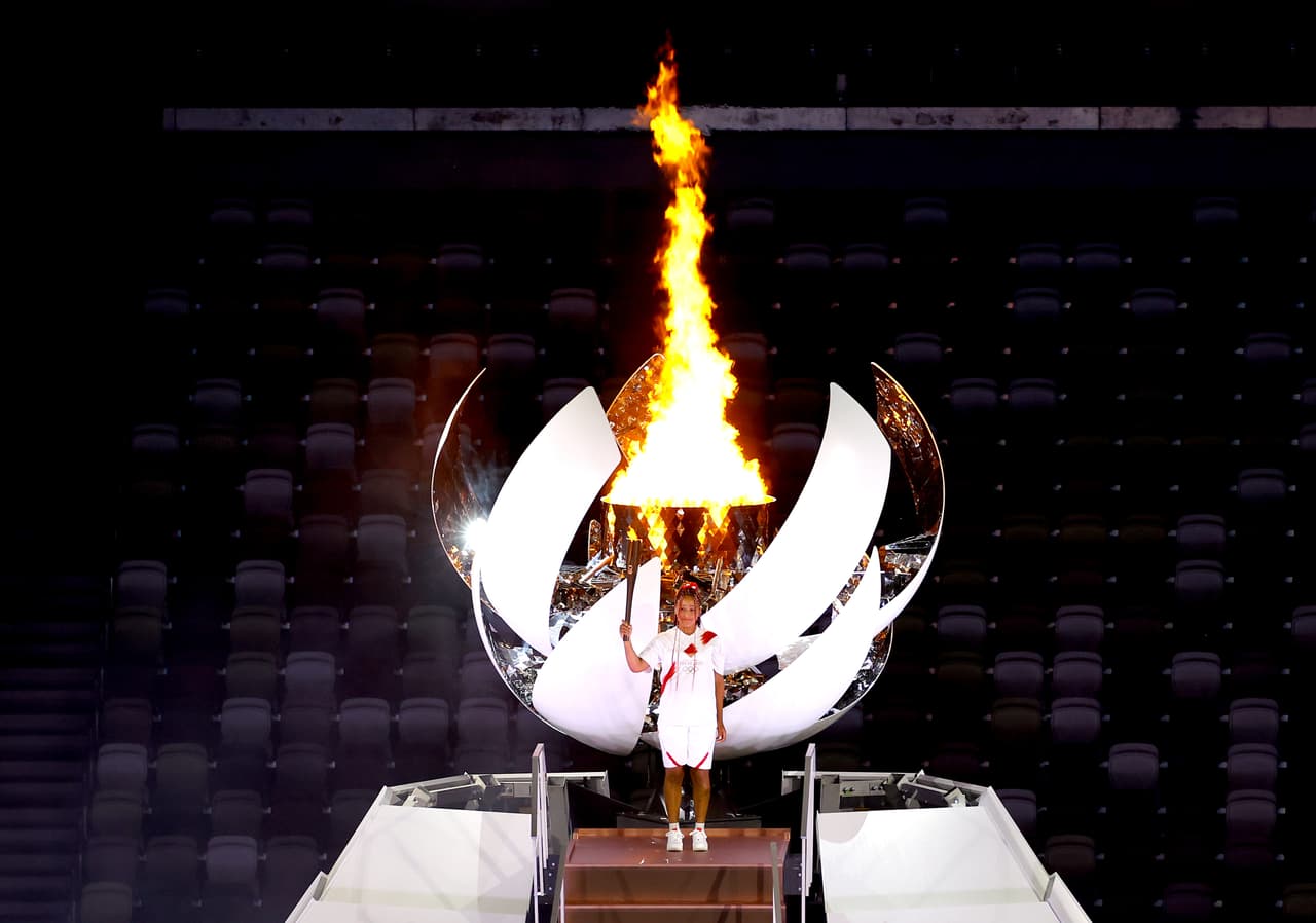 La llama olímpica fue encendida por la tenista japonesa Nahomi Osaka. Es la indicación del comienzo oficial de los Juegos Olímpicos Tokio 2020, con un año de retraso por la pandemia. 
<br>
<br>La ceremonia transcurrió sin público en el Estadio Olímpico de la capital japonesa.