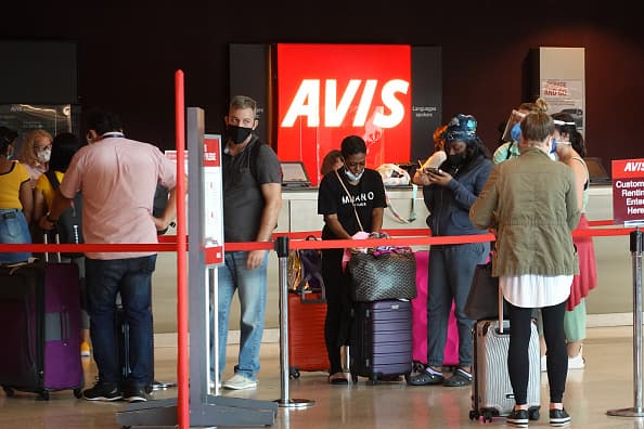 El gran volumen de viajeros terrestres se explica en gran parte por las 
<b>recientes cancelaciones y retrasos de vuelos</b>. De hecho, la proporción de gente que viajará por aire durante el 4 de Julio es la más baja registrada desde el 2011. 
<br>
<br>“Viajar en automóvil brinda un nivel de comodidad y flexibilidad que las personas están buscando debido a los recientes desafíos con los vuelos”, dice en un comunicado la presidenta de AAA, Paula Twidale.
